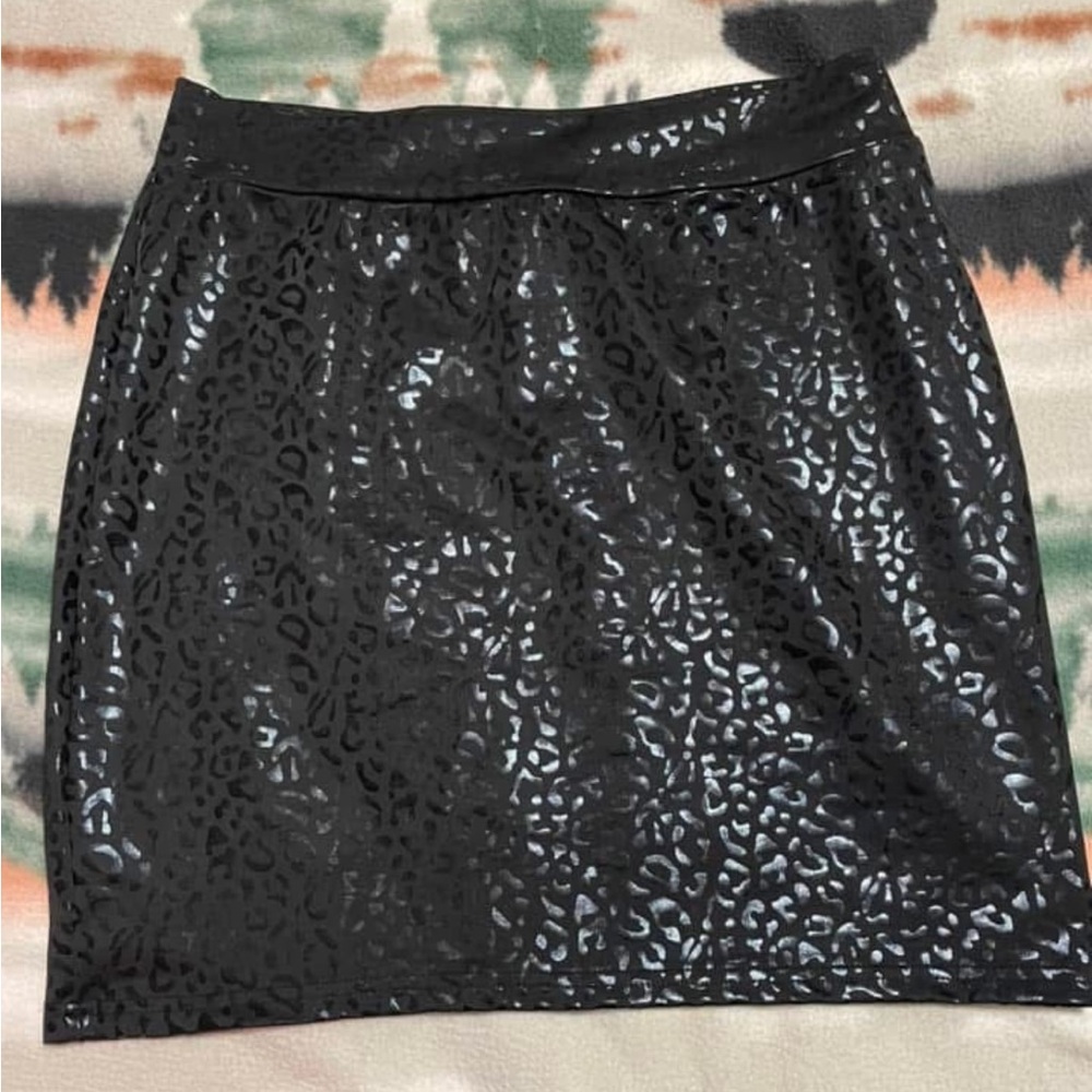 Elegant Black Leopard Print Skirt